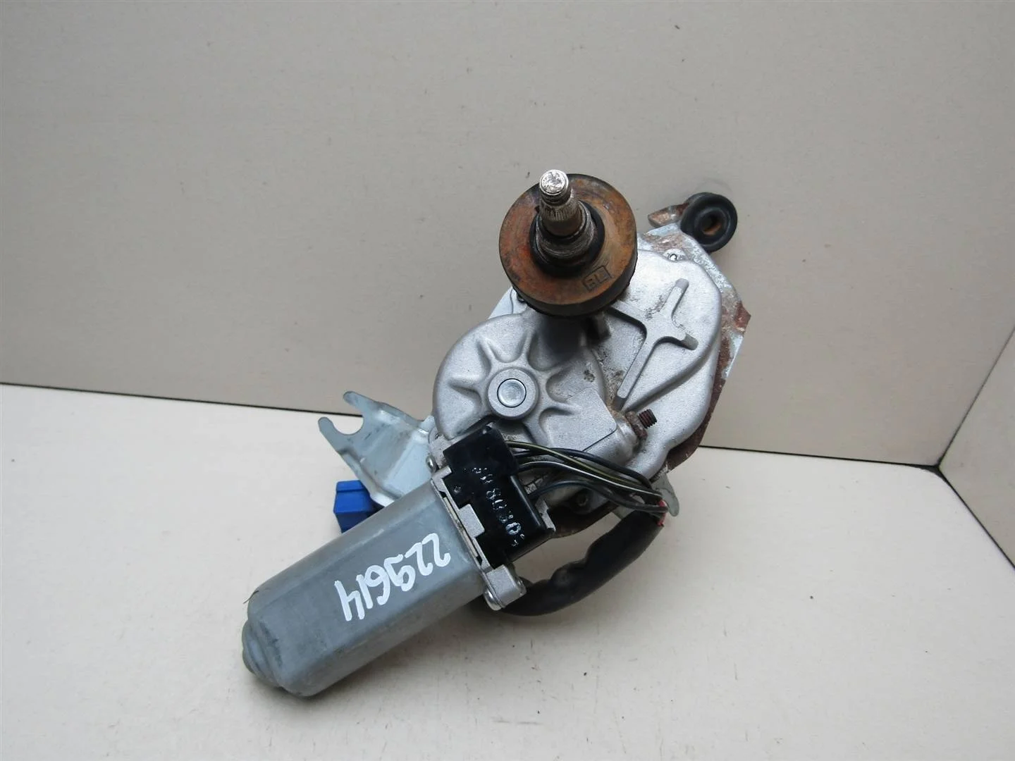 Моторчик стеклоочистителя задний Kia Sorento (JC) 2002-2009  [987003E000]  2.5 CRDI D4CB в Вологде