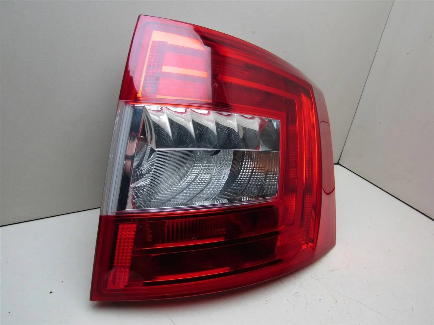 Фонарь задний правый Skoda Octavia (A7) 2013-2020  [5E9945112]  в Вологде