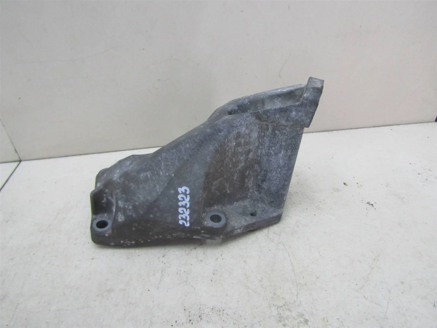 Кронштейн двигателя левый Audi A4 (B5) 1994-2002  [8D0199307J]  1.6 AHL в Вологде