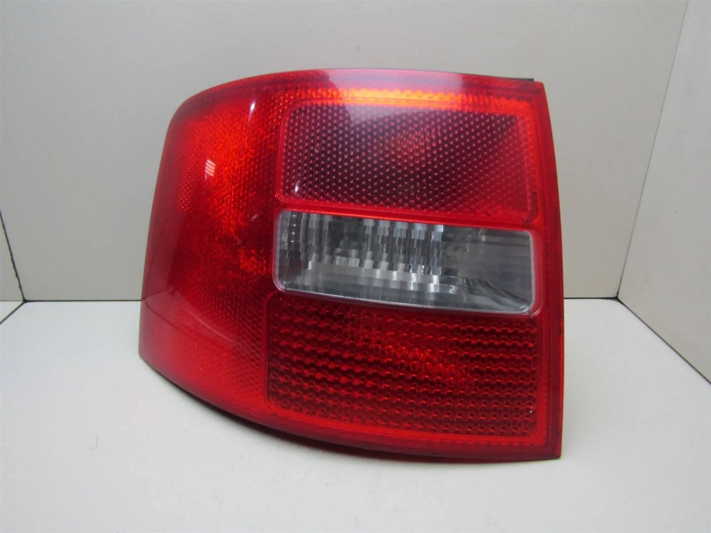 Фонарь задний левый Audi A6 (C5) 1997-2004  [4B9945095F]  в Вологде