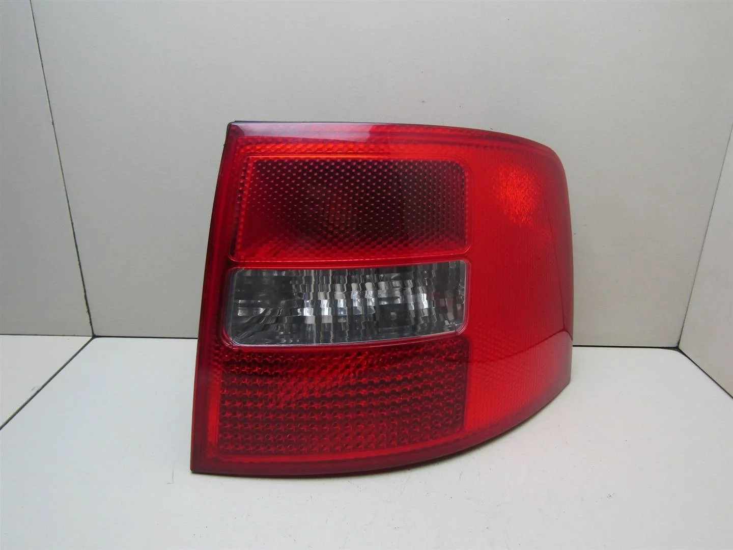 Фонарь задний правый Audi A6 (C5) 1997-2004  [4B9945096F]  в Вологде