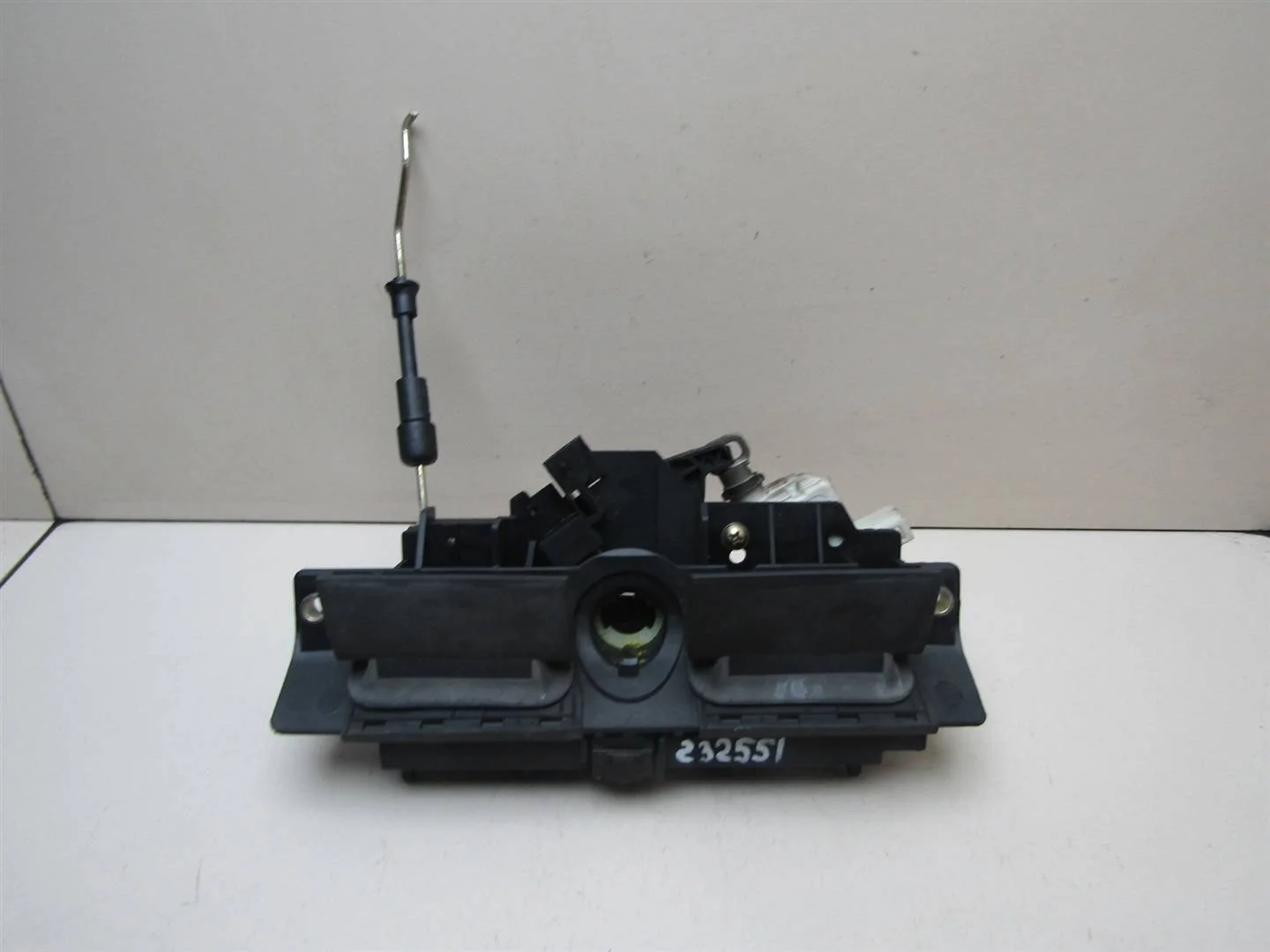 Ручка открывания багажника Audi A6 (C5) 1997-2004  [4B0827565J]  в Вологде