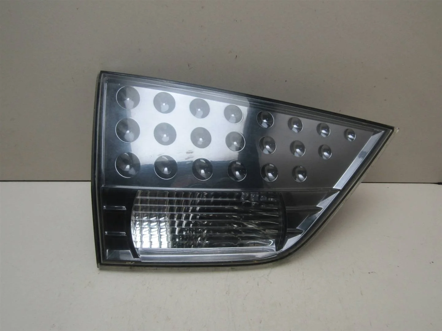 Фонарь задний внутренний левый Mitsubishi Outlander XL (CW) 2006-2012  [8331A005]  в Вологде