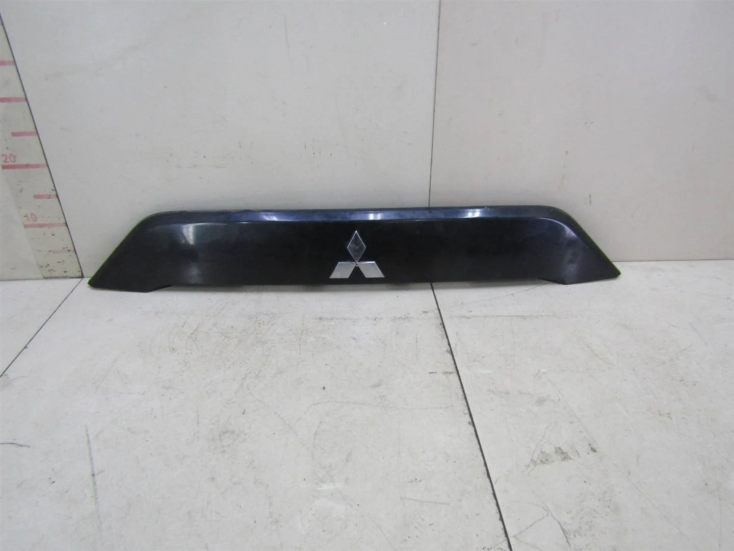 Накладка двери багажника Mitsubishi Outlander XL (CW) 2006-2012  [5817A022XA]  в Вологде