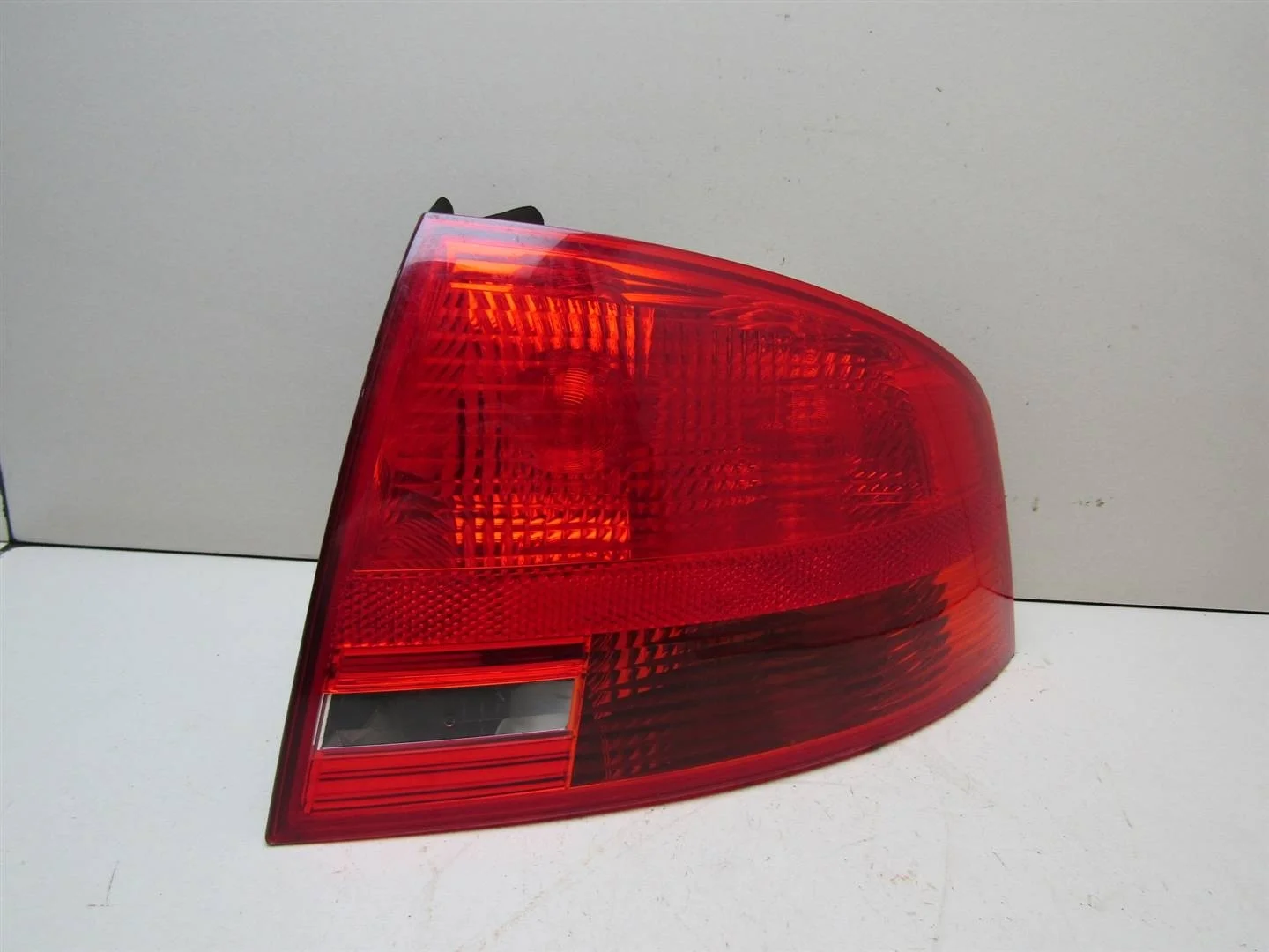 Фонарь задний наружный правый Audi A4 (B7) 2005-2007  [8E5945096]  в Вологде