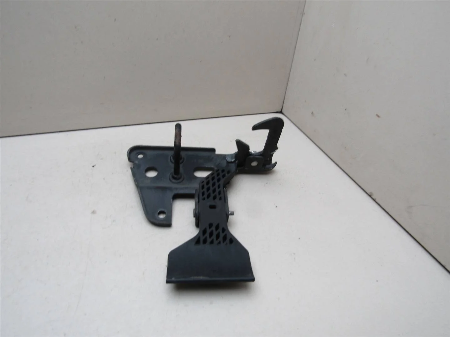 Крючок капота Audi A4 (B7) 2005-2007  [8E0823480F]  в Вологде