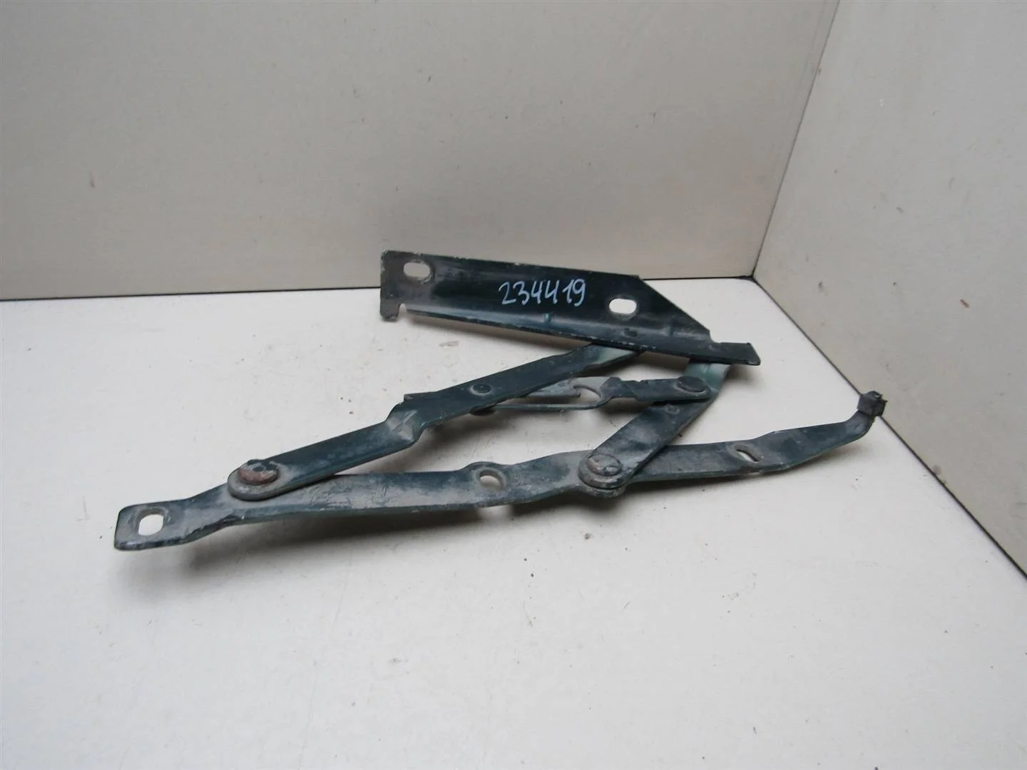 Петля капота правая Mercedes Benz Vito (638) 1996-2003  [6387500351]  в Вологде