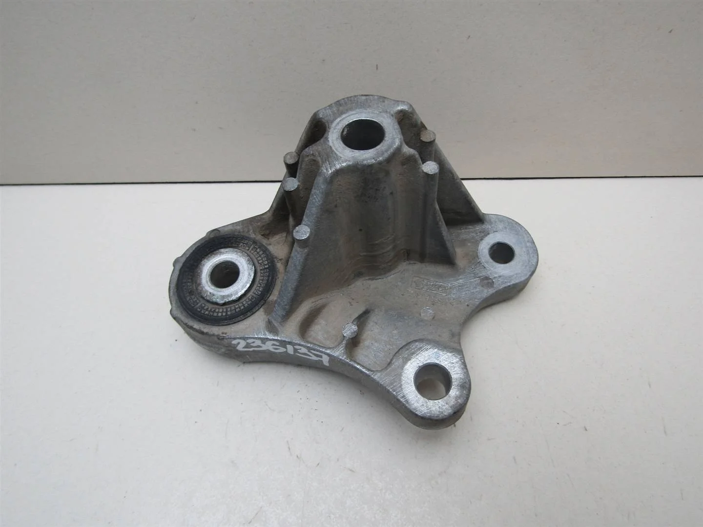 Кронштейн опоры КПП Ford Focus II 2008-2011  [1322569]  1.8 16V QQDB в Вологде