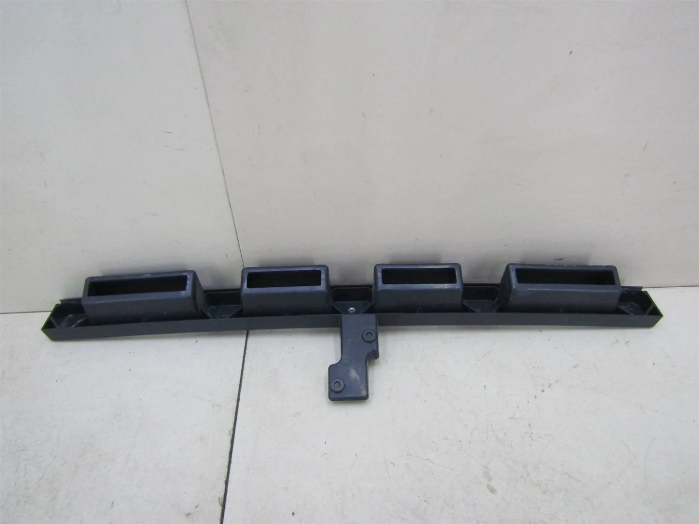 Направляющая заднего бампера центральная Ford Focus II 2008-2011  [1354285]  1.8 16V QQDB в Вологде