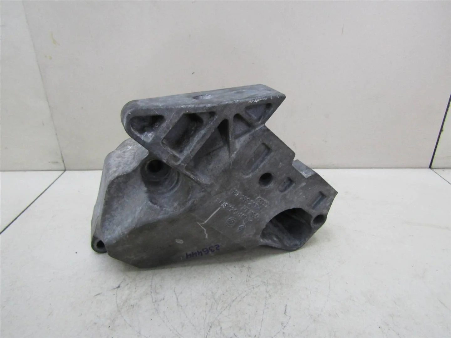 Кронштейн двигателя правый VW Passat (B6) 2005-2010  [06F199207H]  в Вологде