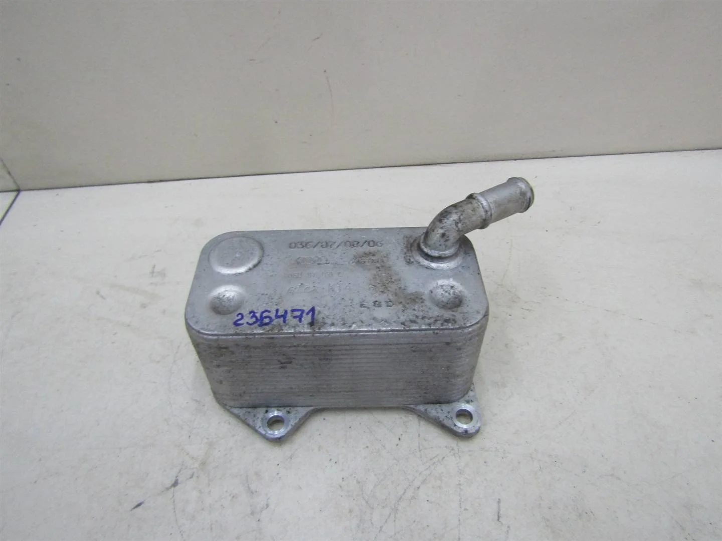 Радиатор масляный VW Passat (B6) 2005-2010  [06D117021C]  2.0 BVY в Вологде