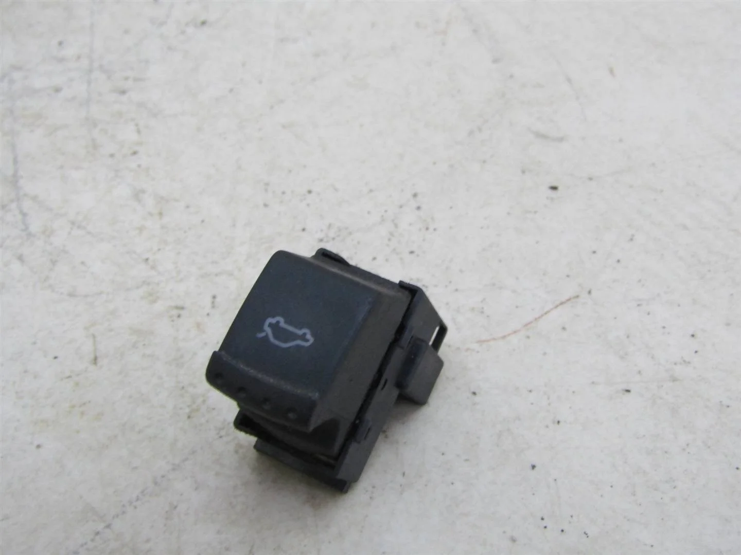 Кнопка открывания багажника VW Passat (B5+) 2000-2005  [1J0959831A01C]  в Вологде