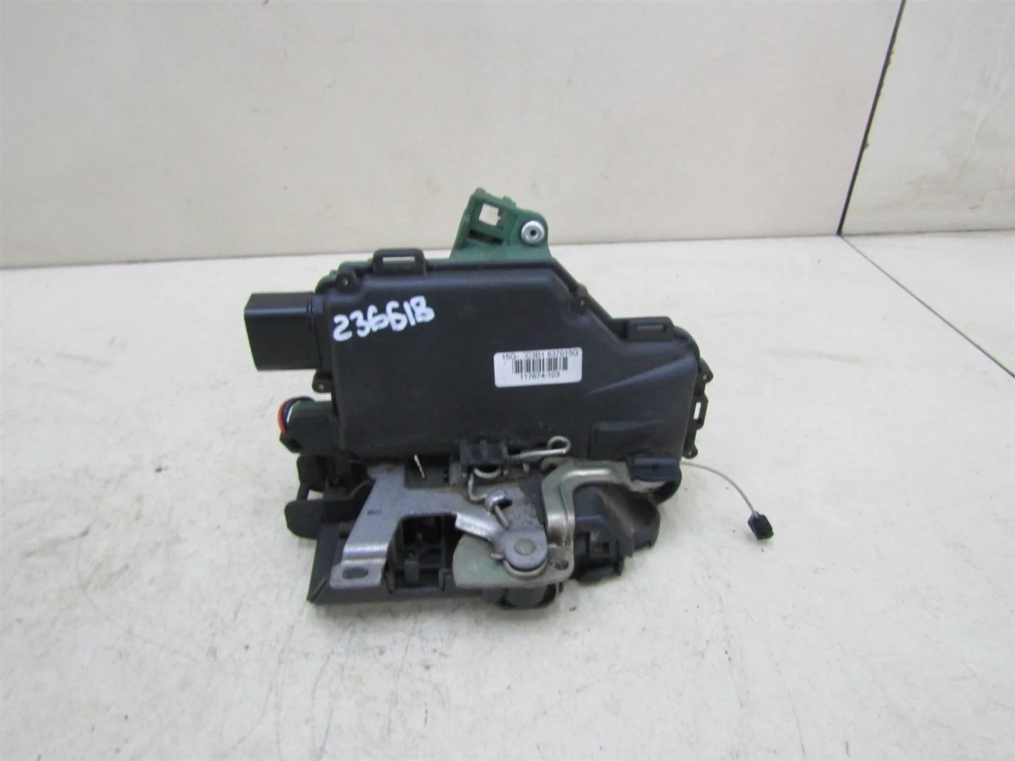 Замок двери передней левой Skoda Octavia (A4 1U-) 2000-2011  [3B1837015Q]  в Вологде