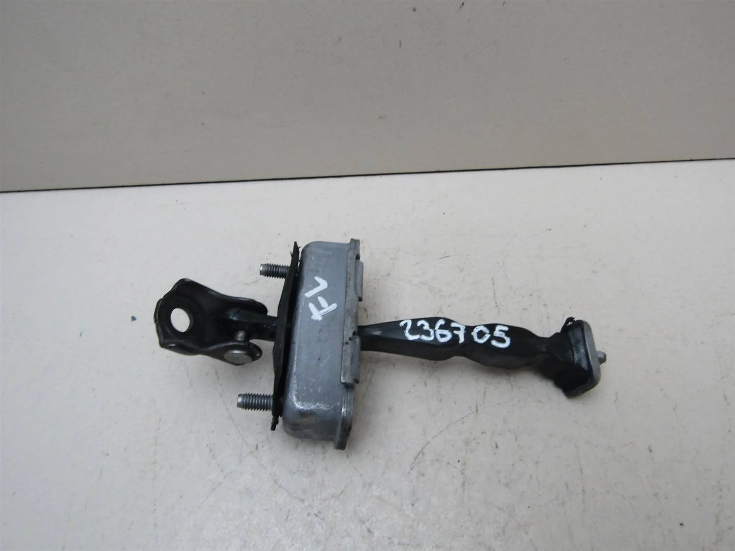 Ограничитель двери Peugeot 408 2012-нв  [9181N2]  1.6 16V NFU  в Вологде