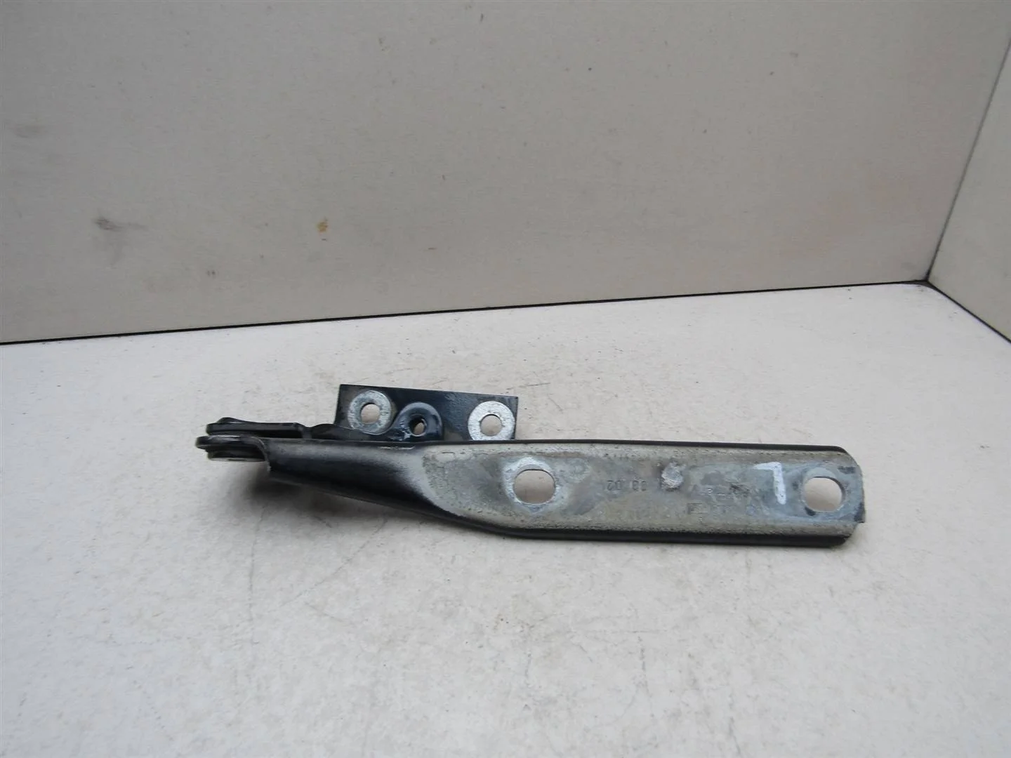 Петля капота левая VW Passat (B5+) 2000-2005  [3B0823301A]  1.8T 20V AWM  в Вологде