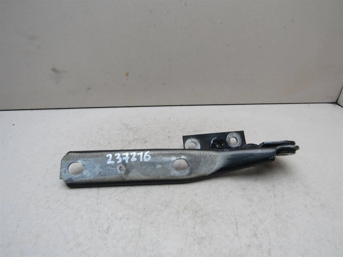 Петля капота правая VW Passat (B5+) 2000-2005  [3B0823302A]  1.8T 20V AWM  в Вологде