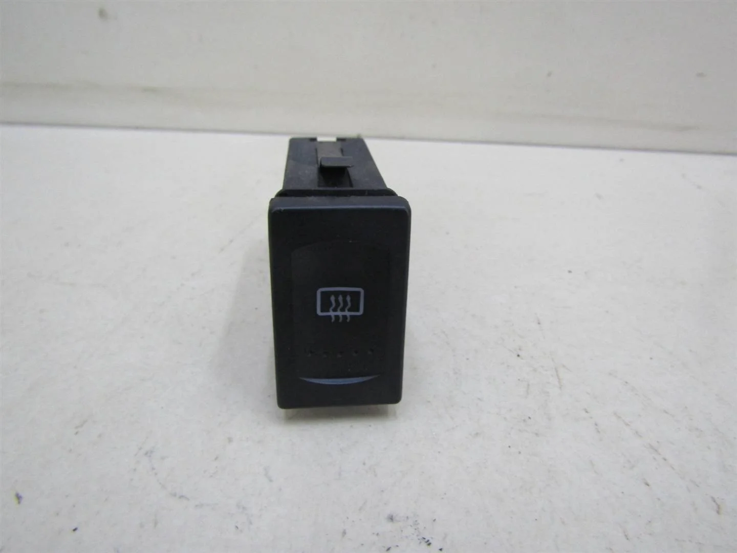 Кнопка обогрева заднего стекла VW Passat (B5+) 2000-2005  [3B0959621D]  1.8T 20V AWM  в Вологде