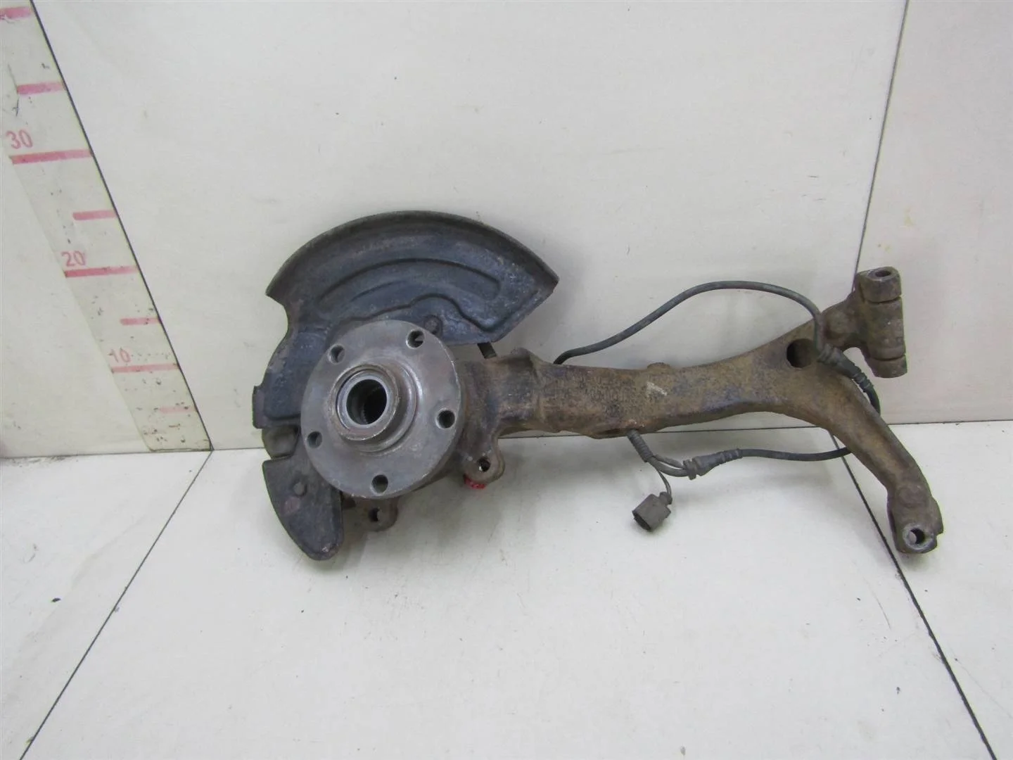Кулак поворотный передний левый VW Passat (B5+) 2000-2005  [8D0407257AM]  1.8T 20V AWM  в Вологде