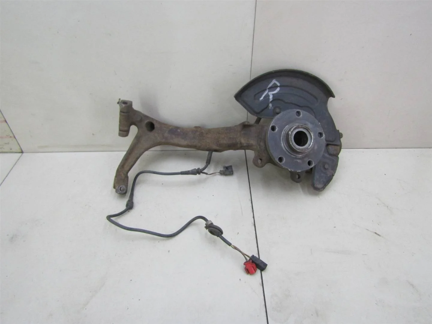 Кулак поворотный передний правый VW Passat (B5+) 2000-2005  [8D0407258AM]  1.8T 20V AWM  в Вологде