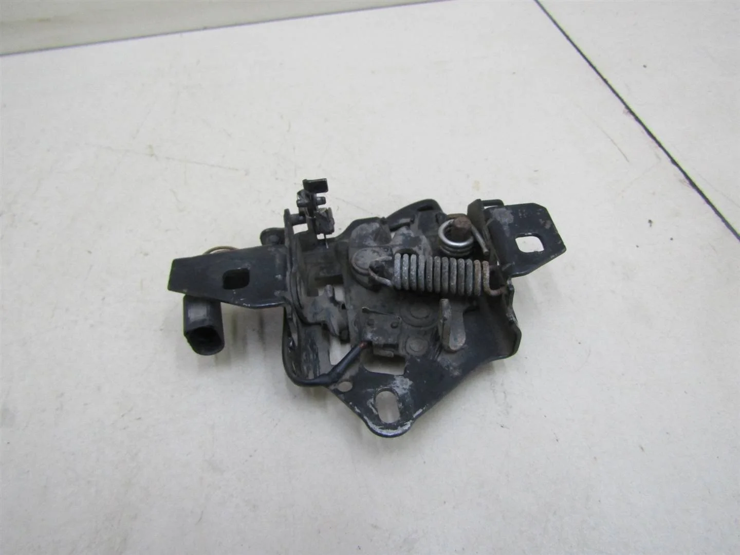 Замок капота VW Passat (B5+) 2000-2005  [3B0823509R]  1.8T 20V AWM  в Вологде