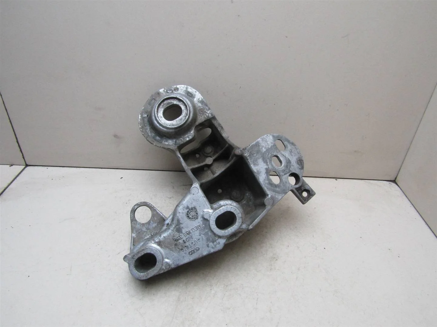 Кронштейн опоры двигателя VW Passat (B5+) 2000-2005  [8E0199352]  1.8T 20V AWM  в Вологде