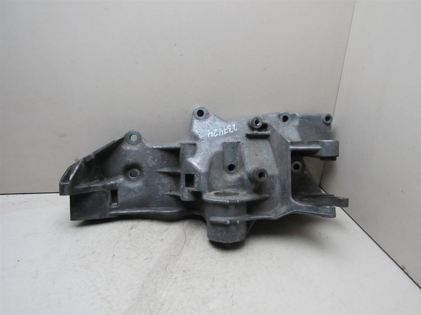 Кронштейн генератора VW Passat (B5+) 2000-2005  [06B903143N]  1.8T 20V AWM  в Вологде