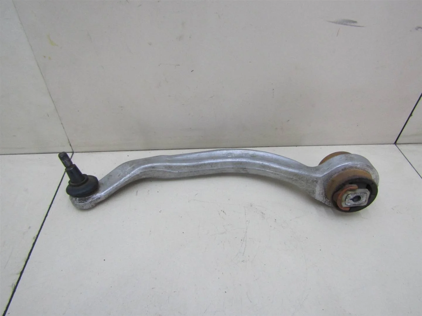 Рычаг передний нижний левый задний VW Passat (B5+) 2000-2005  [8E0407693Q]  1.8T 20V AWM  в Вологде