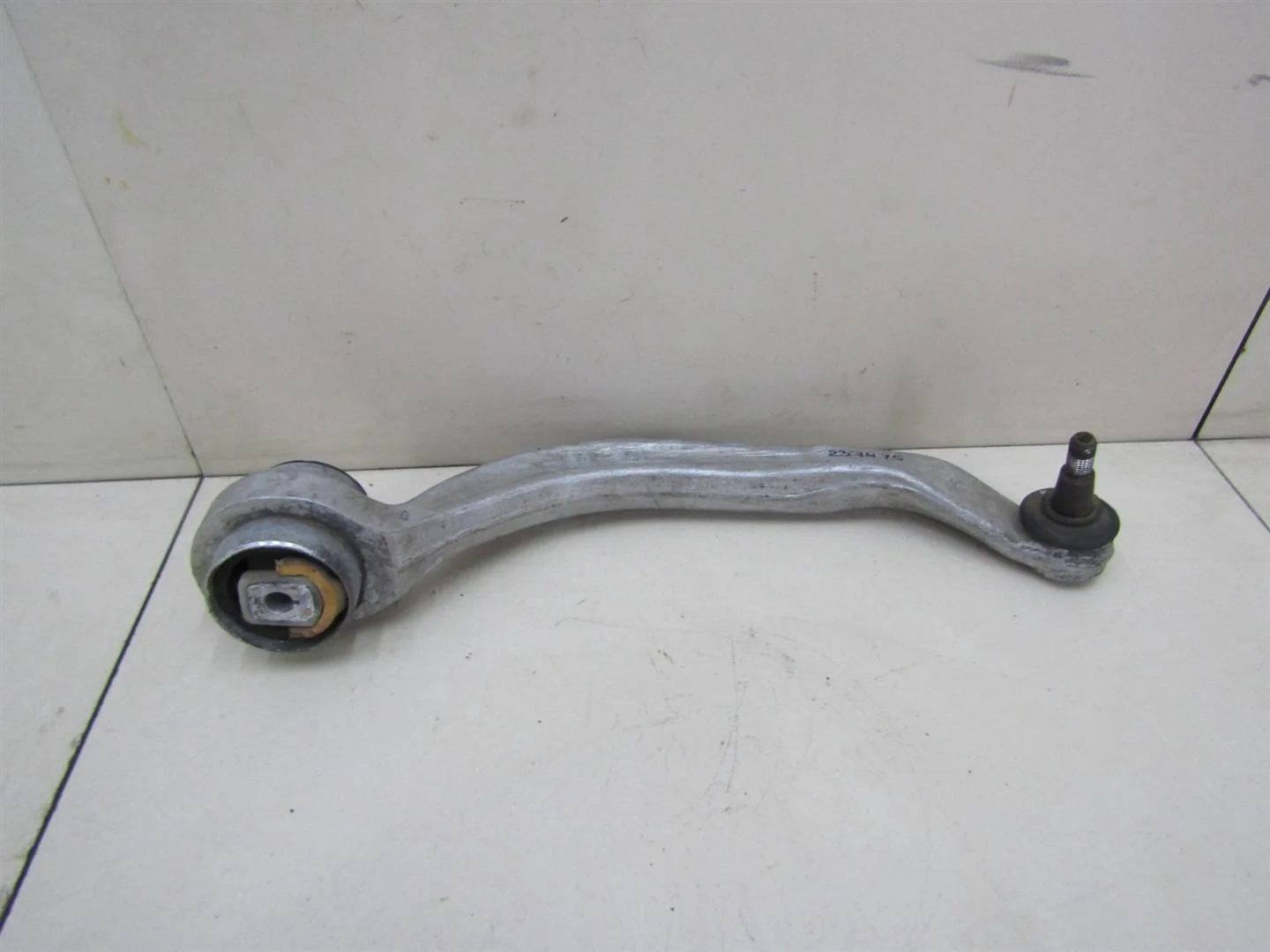 Рычаг передний нижний правый задний VW Passat (B5+) 2000-2005  [8E0407694Q]  1.8T 20V AWM  в Вологде