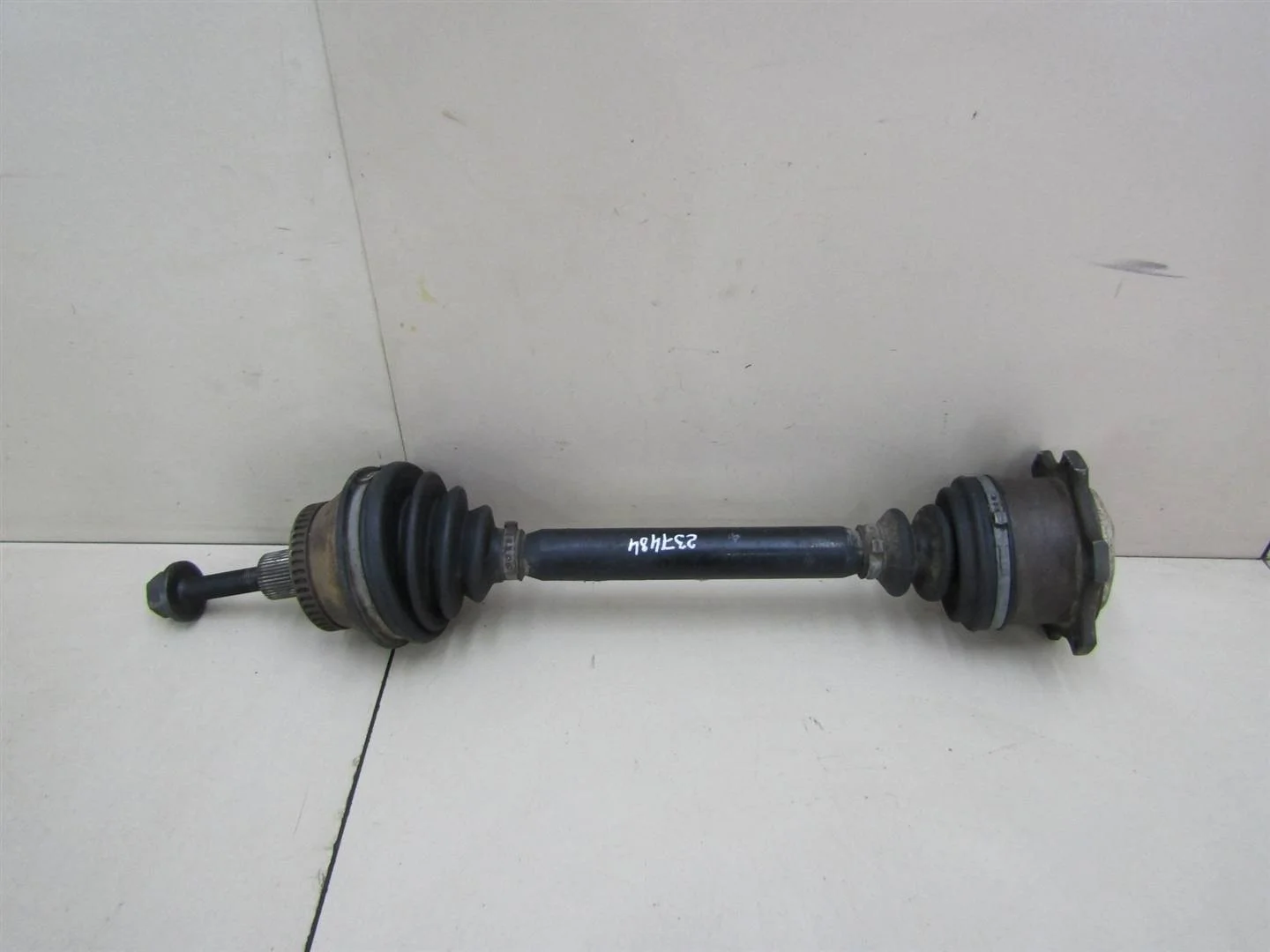 Полуось передняя правая VW Passat (B5+) 2000-2005  [8D0407272BC]  1.8T 20V AWM  в Вологде