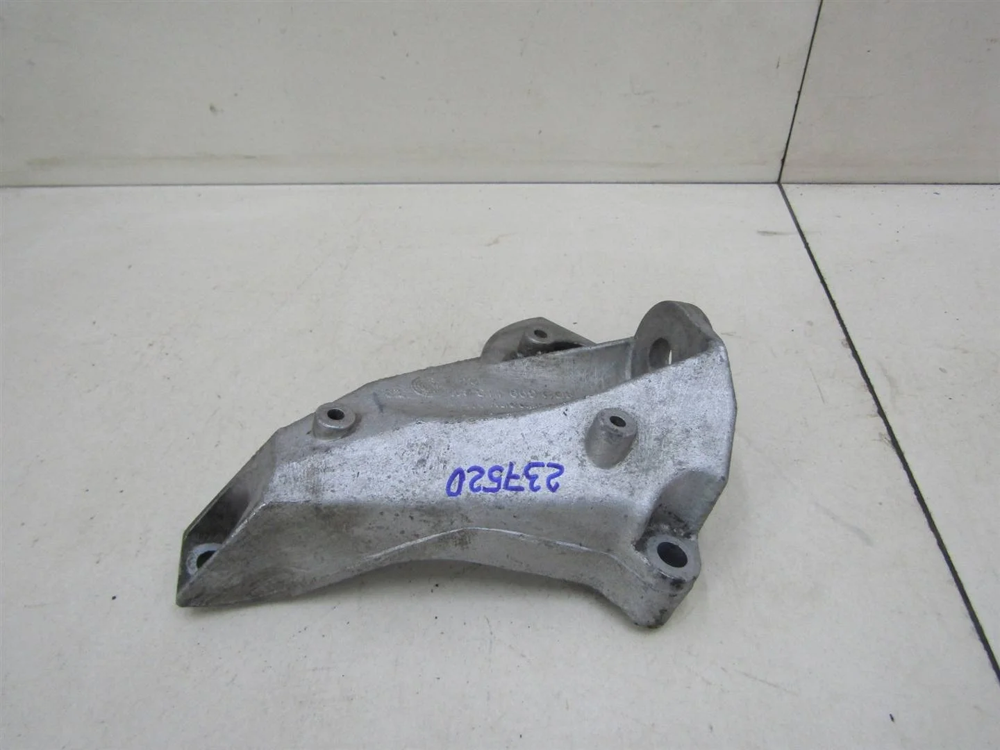 Кронштейн АКПП левый VW Passat (B5+) 2000-2005  [8D0399113AT]  1.8T 20V AWM  в Вологде