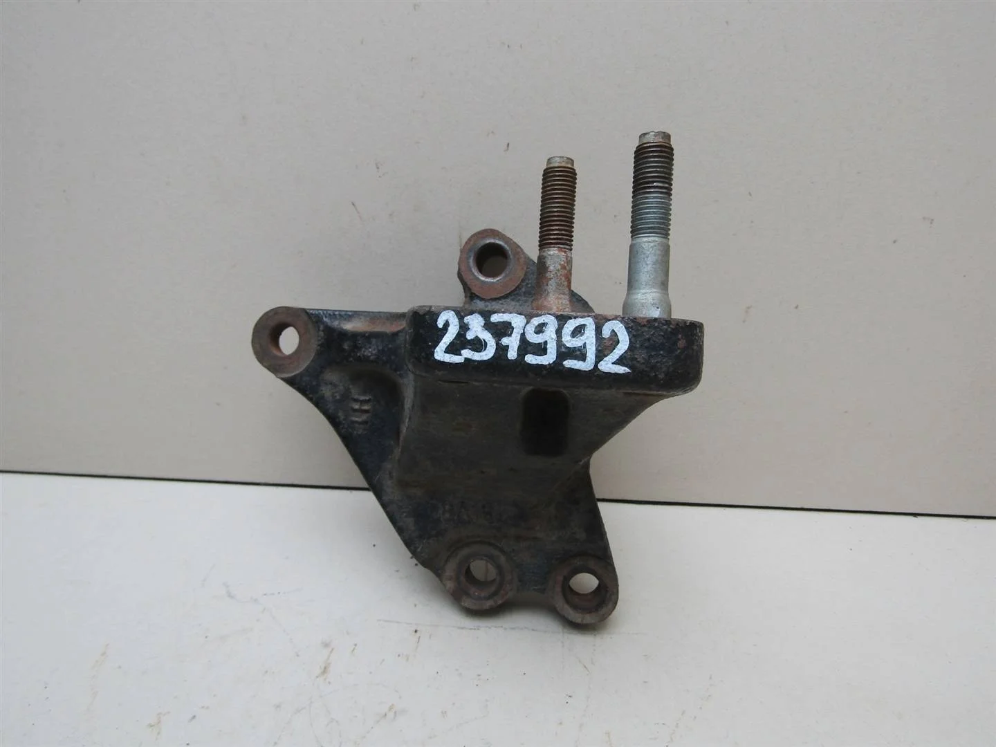 Кронштейн двигателя правый Kia Ceed 2007-2012  [216702B000]  1.6 16v G4FC в Вологде