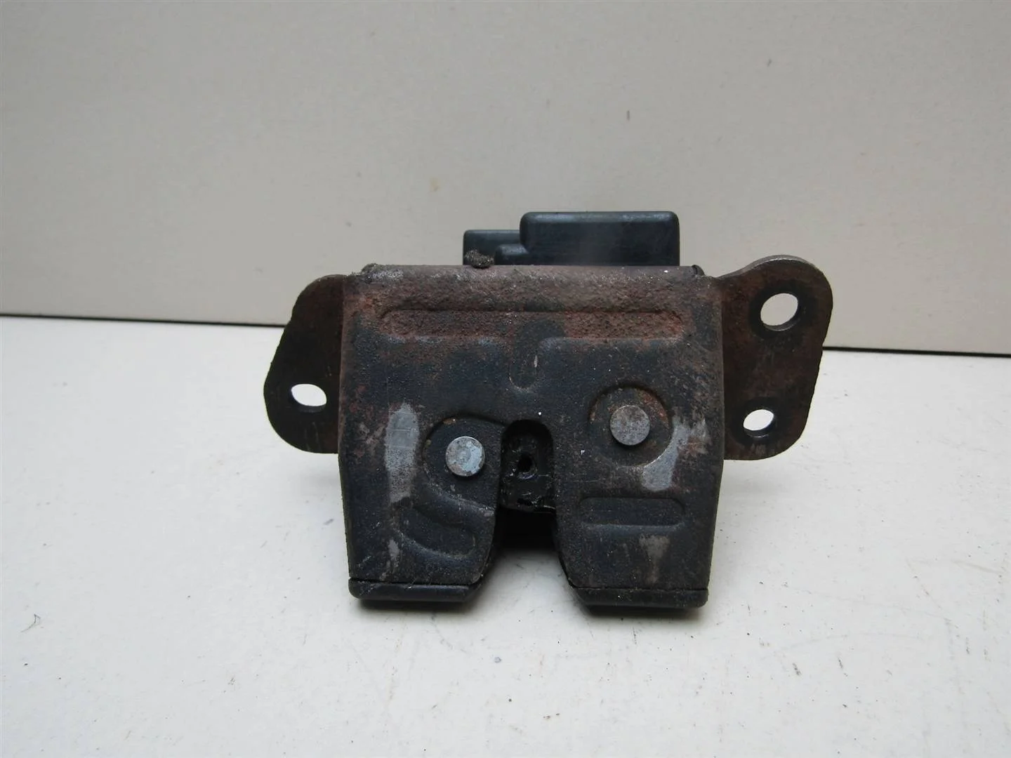 Замок багажника Kia Ceed 2007-2012  [812301H000]  1.6 16v G4FC в Вологде