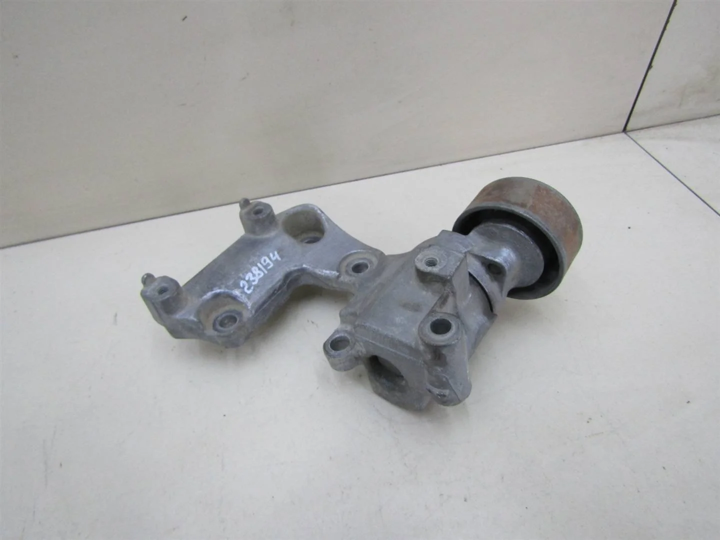 Ролик руч.ремня с кронштейном Lexus RX 300\330\350\400h 2003-2009  [1662031040]  3.5 24V 2GR в Вологде