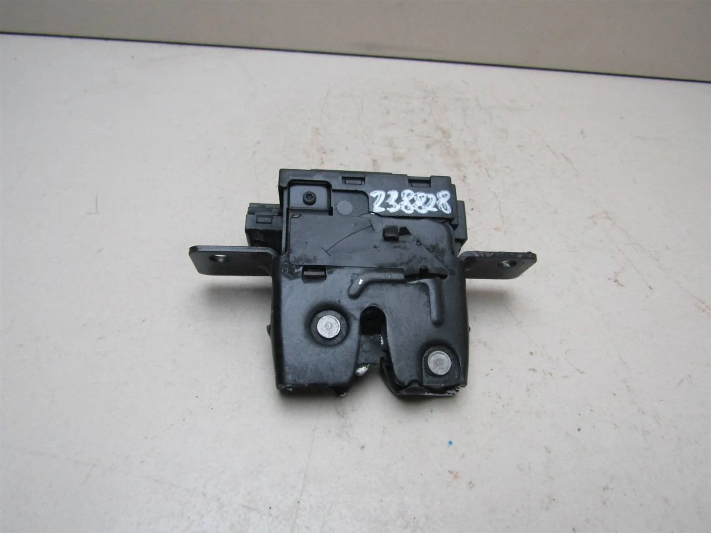 Замок багажника Renault Megane II 2002-2009  [8200947699]  в Вологде