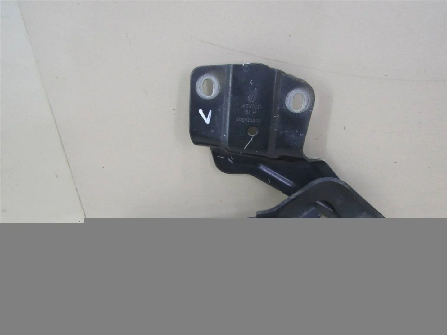 Петля капота левая VW Jetta 2011-нв  [5C6823301]  1.4 CAXA в Вологде