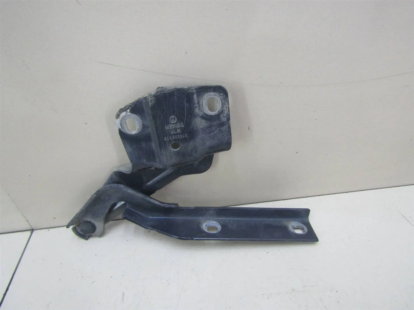 Петля капота правая VW Jetta 2011-нв  [5C6823302]  1.4 CAXA в Вологде