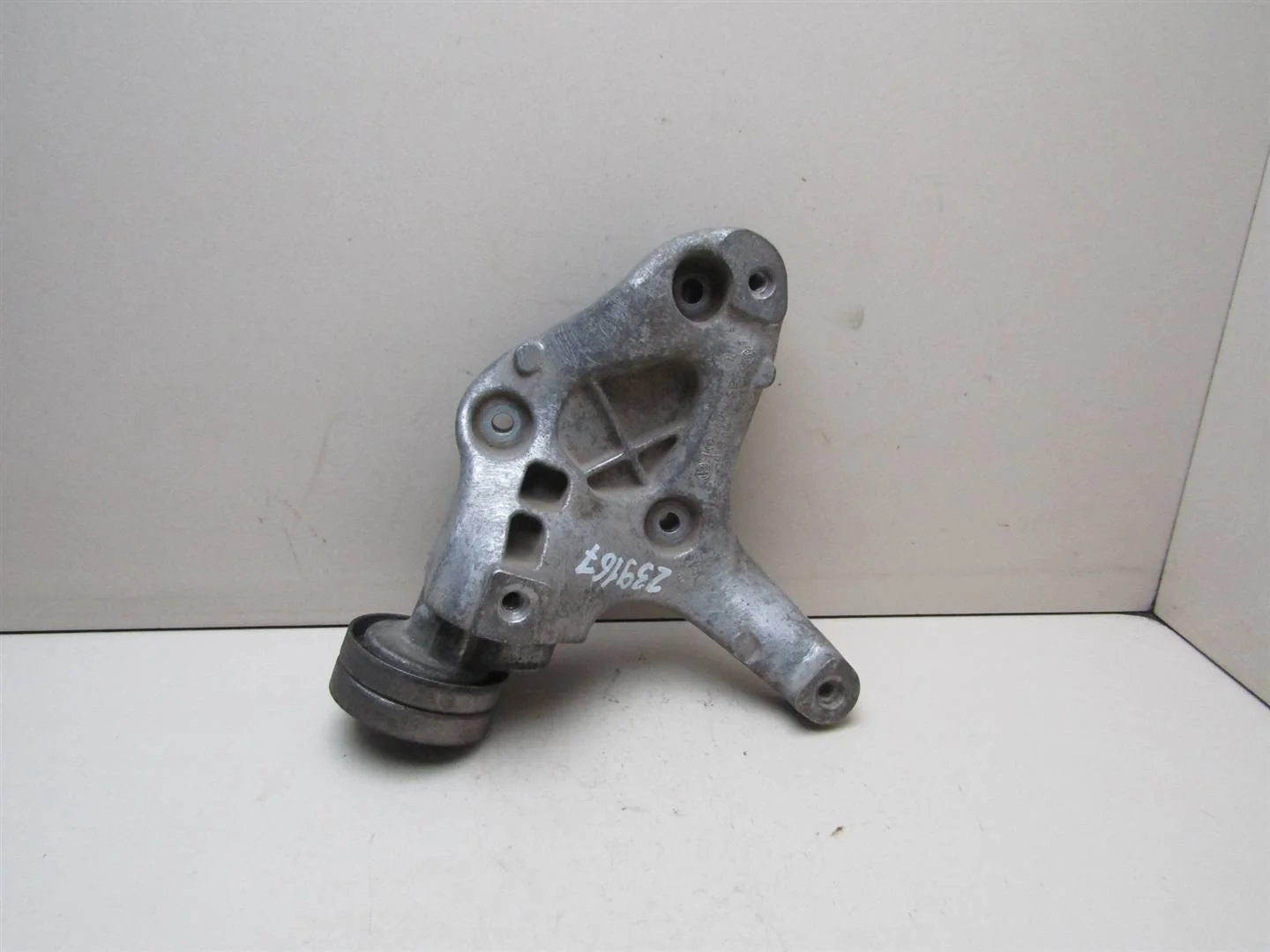 Кронштейн кондиционера VW Jetta 2011-нв  [1K0260885B]  1.4 CAXA в Вологде