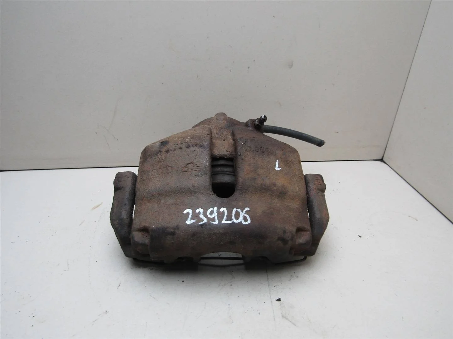 Суппорт передний левый VW Jetta 2011-нв  [1K0615123E]  1.4 CAXA в Вологде