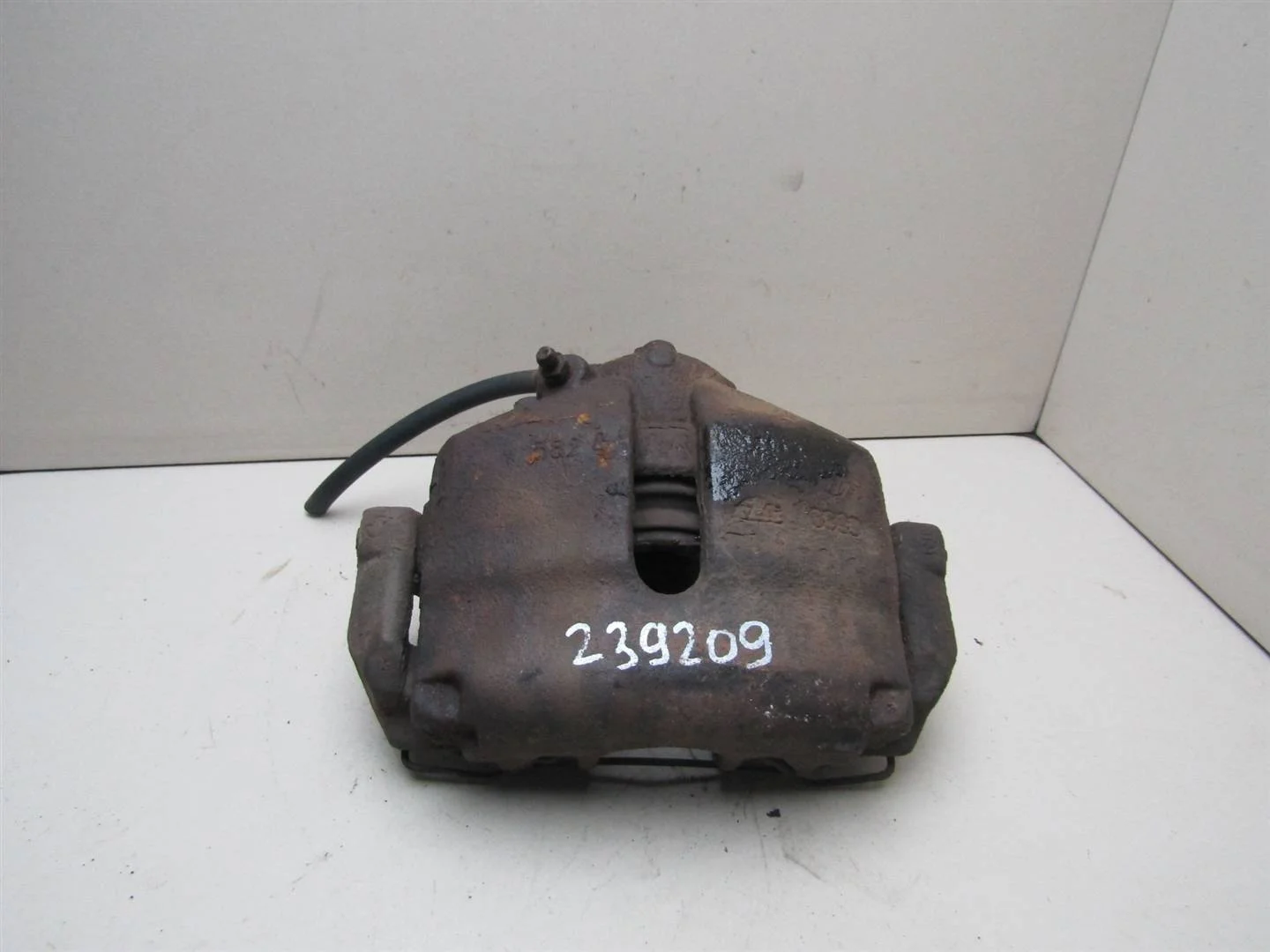 Суппорт передний правый VW Jetta 2011-нв  [1K0615124E]  1.4 CAXA в Вологде