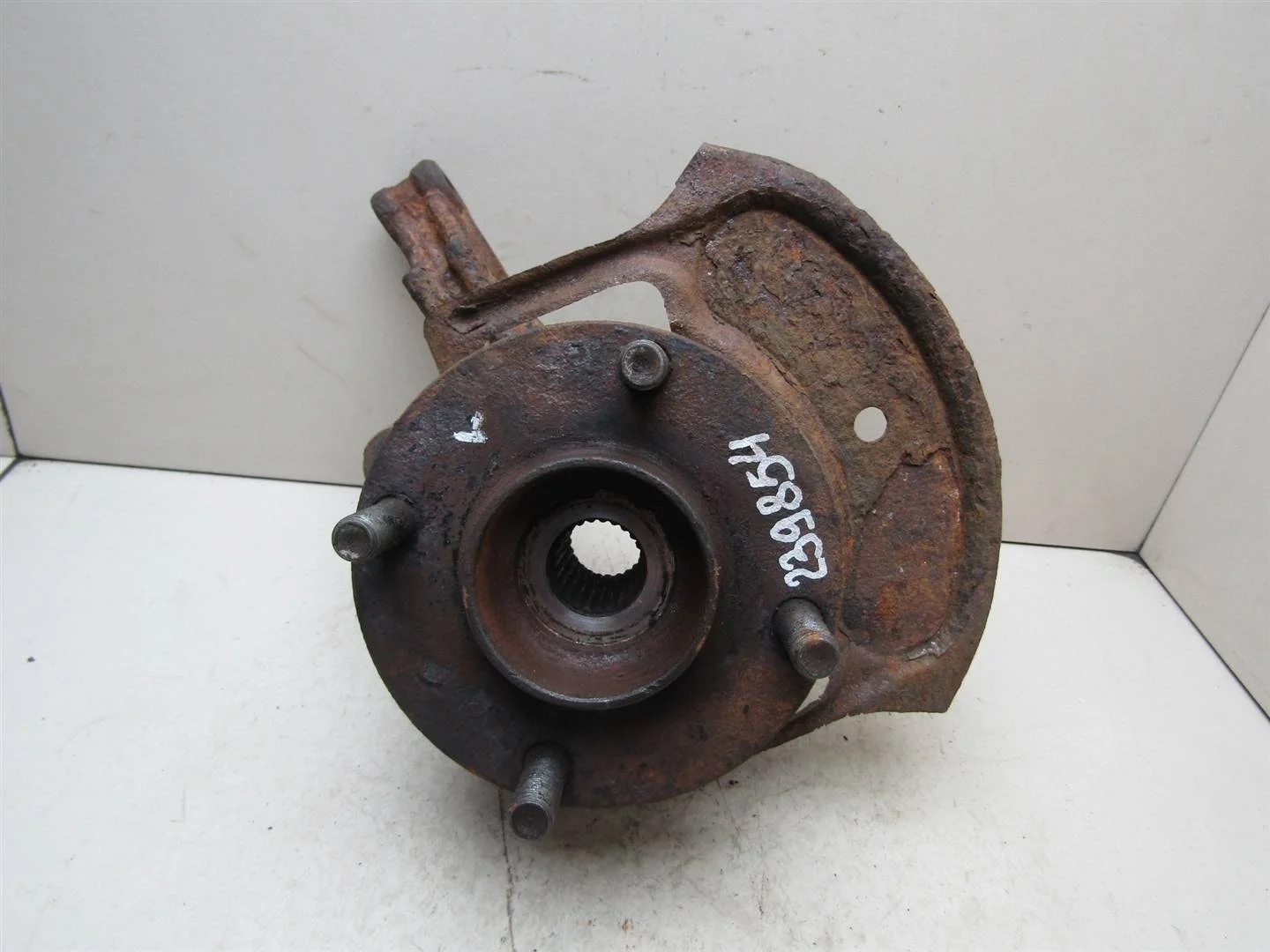 Кулак поворотный передний левый Nissan Almera Classic (B10) 2006-2013  [4001595F0A]  1.6 16v QG16DE в Вологде