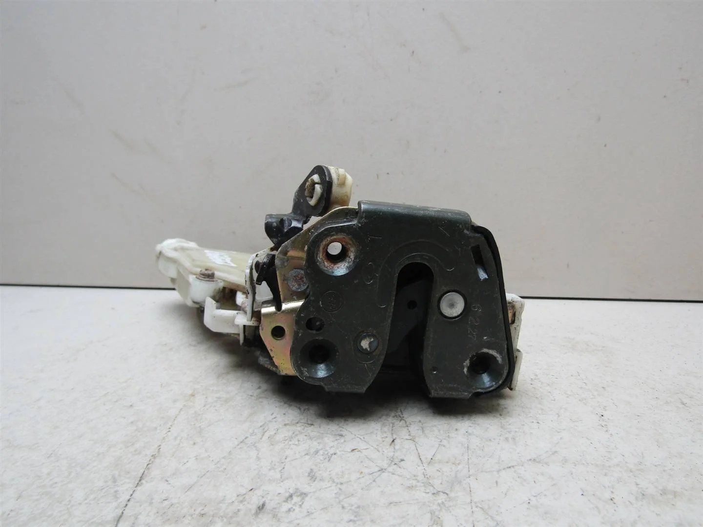 Замок двери задней левой Nissan Almera Classic (B10) 2006-2013  [8250395F0A]  1.6 16v QG16DE в Вологде