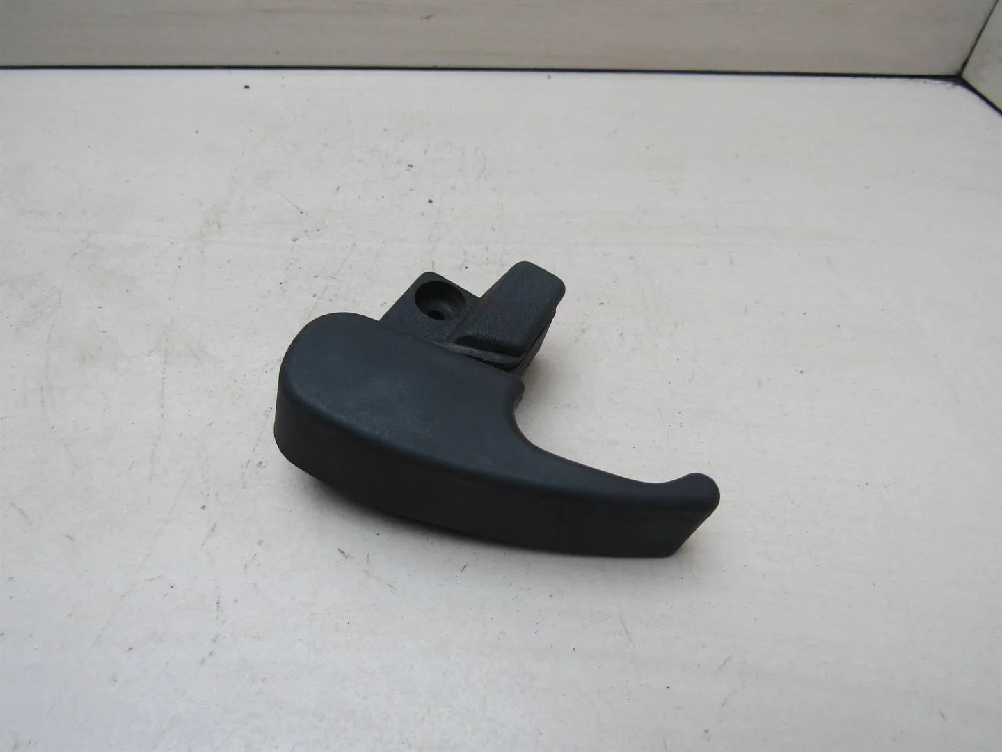 Ручка открывания капота Skoda Octavia (A4 1U-) 2000-2011  [1H1823533]  1,4 BCA в Вологде