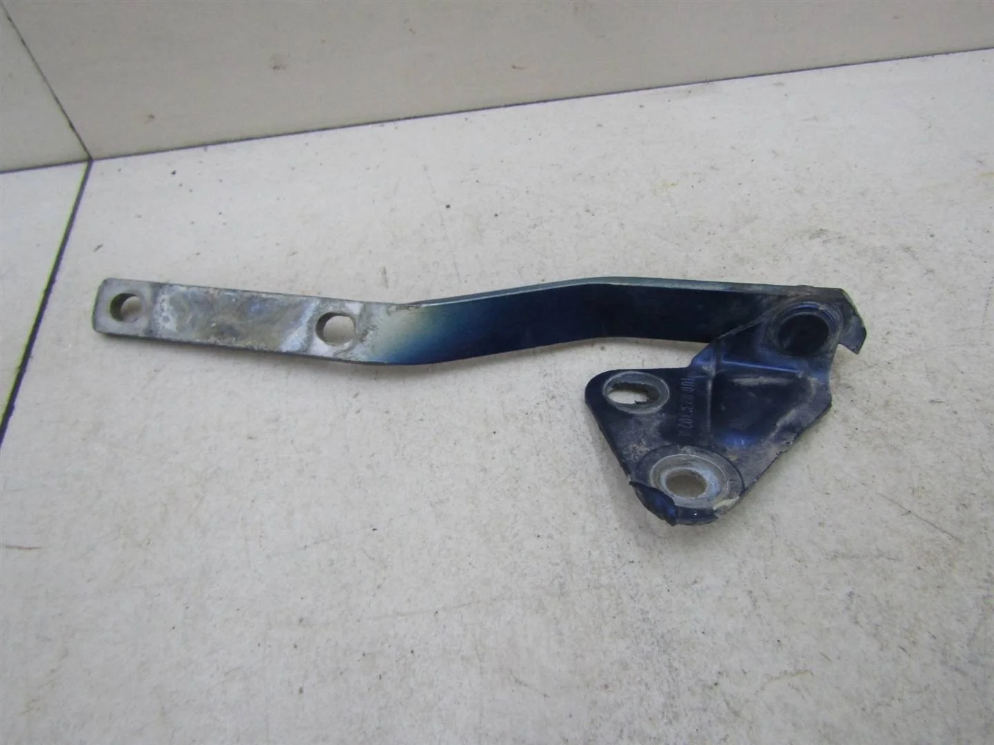 Петля капота правая Skoda Octavia (A4 1U-) 2000-2011  [1U0823302A]  1,4 BCA в Вологде