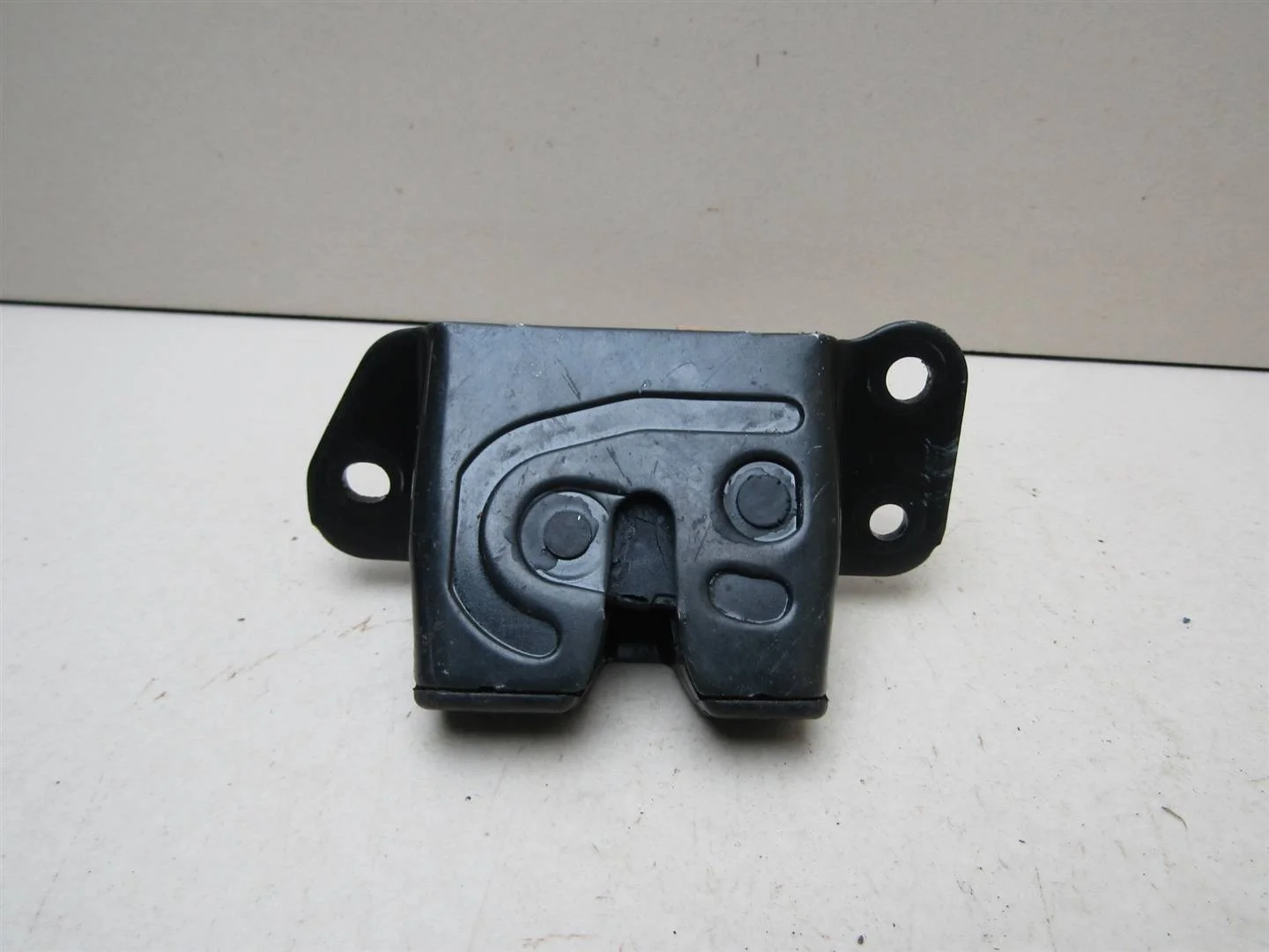 Замок багажника Kia Sportage 2004-2010  [812301F000]  в Вологде