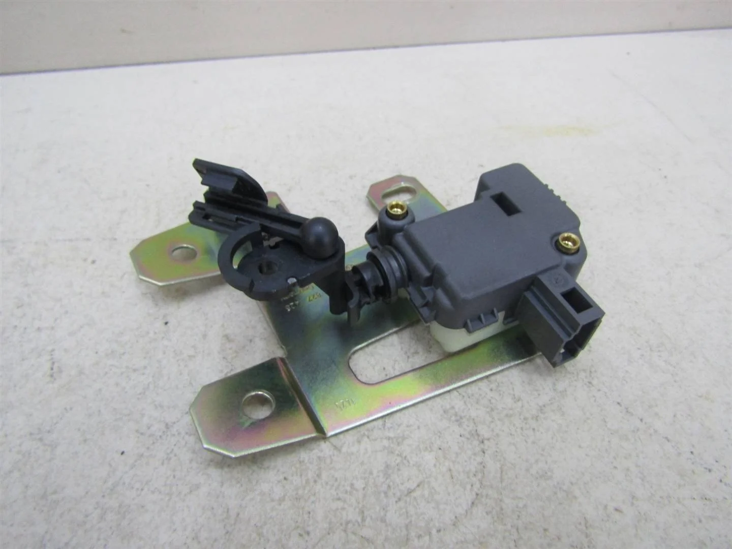 Активатор замка багажника VW Touareg 2002-2010  [3B5827061B]  в Вологде