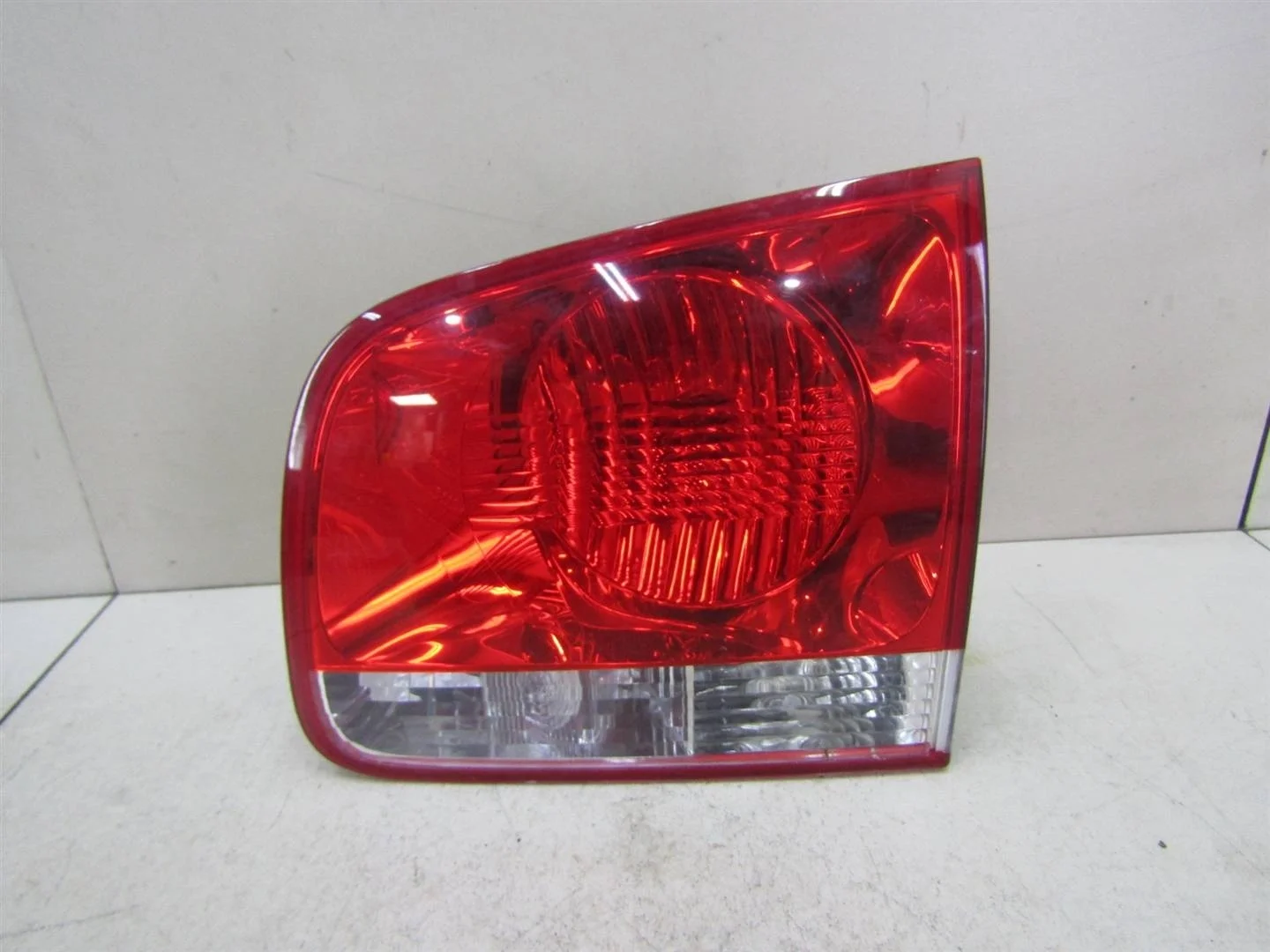 Фонарь задний внутренний правый VW Touareg 2002-2010  [7L6945094H]  в Вологде