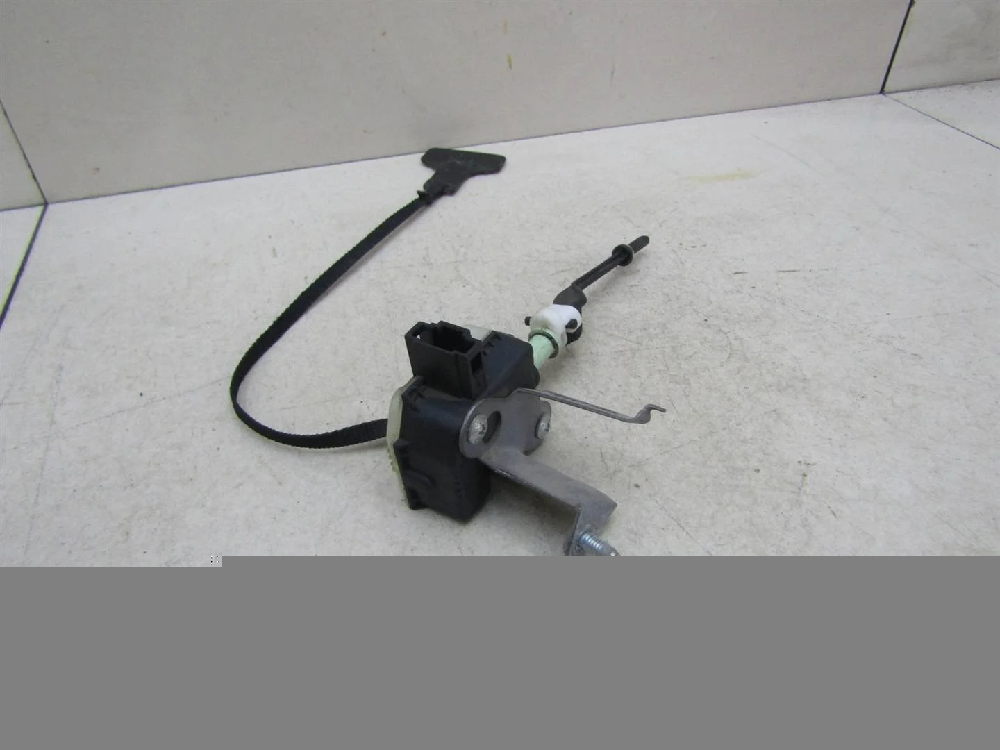 Активатор замка крышки бензобака Toyota Avensis II 2003-2008  [7703005011]  1.8 16V 1ZZFE в Вологде