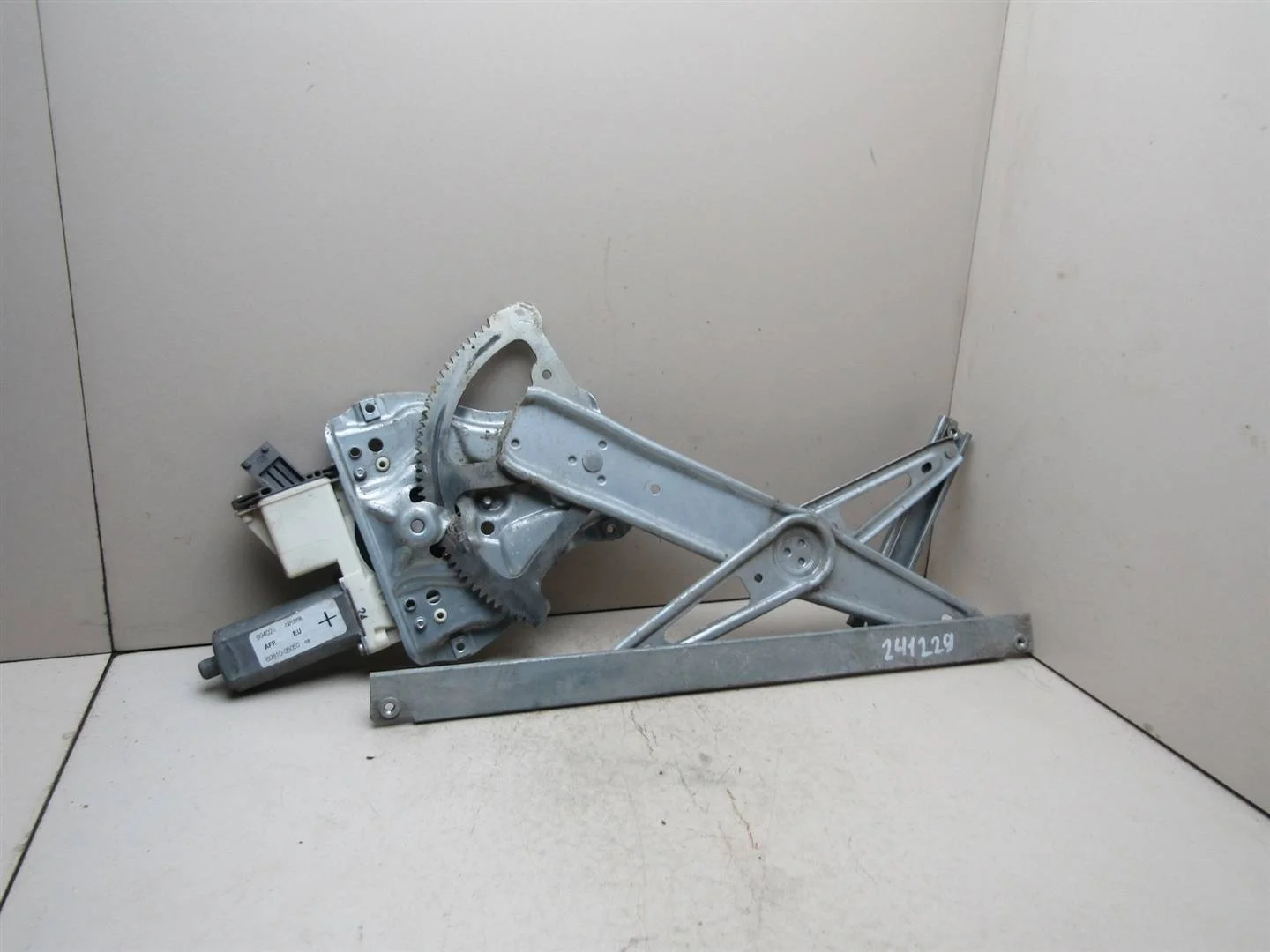 Стеклоподъемник электр. передний правый Toyota Avensis II 2003-2008  [6981005050]  1.8 16V 1ZZFE в Вологде