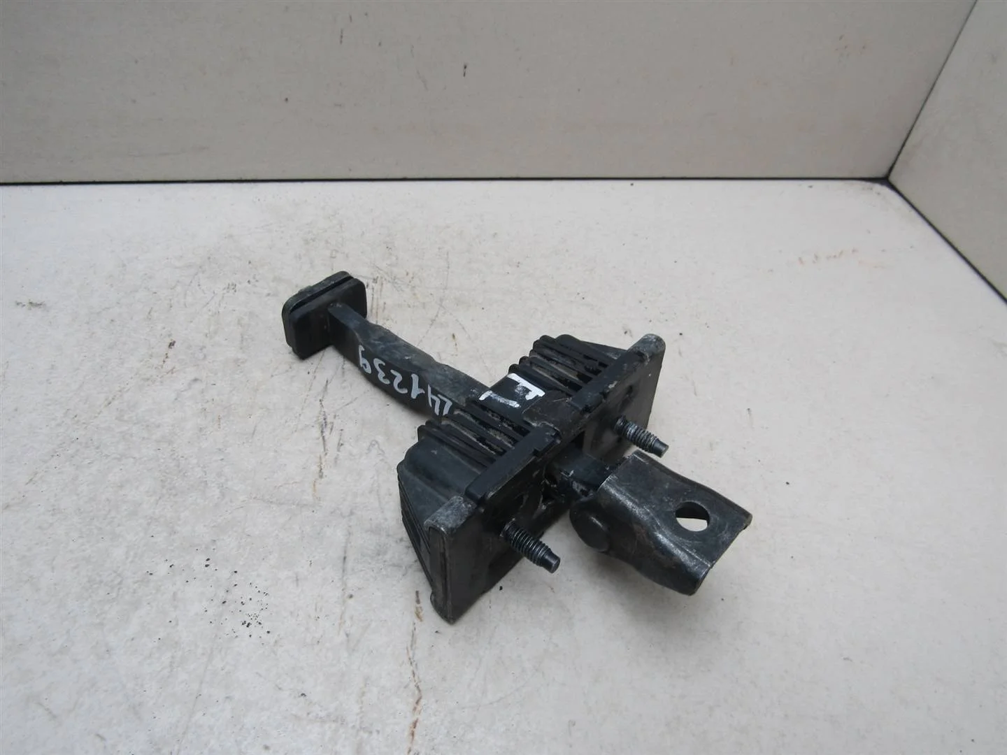 Ограничитель двери Toyota Avensis II 2003-2008  [6861005040]  1.8 16V 1ZZFE в Вологде