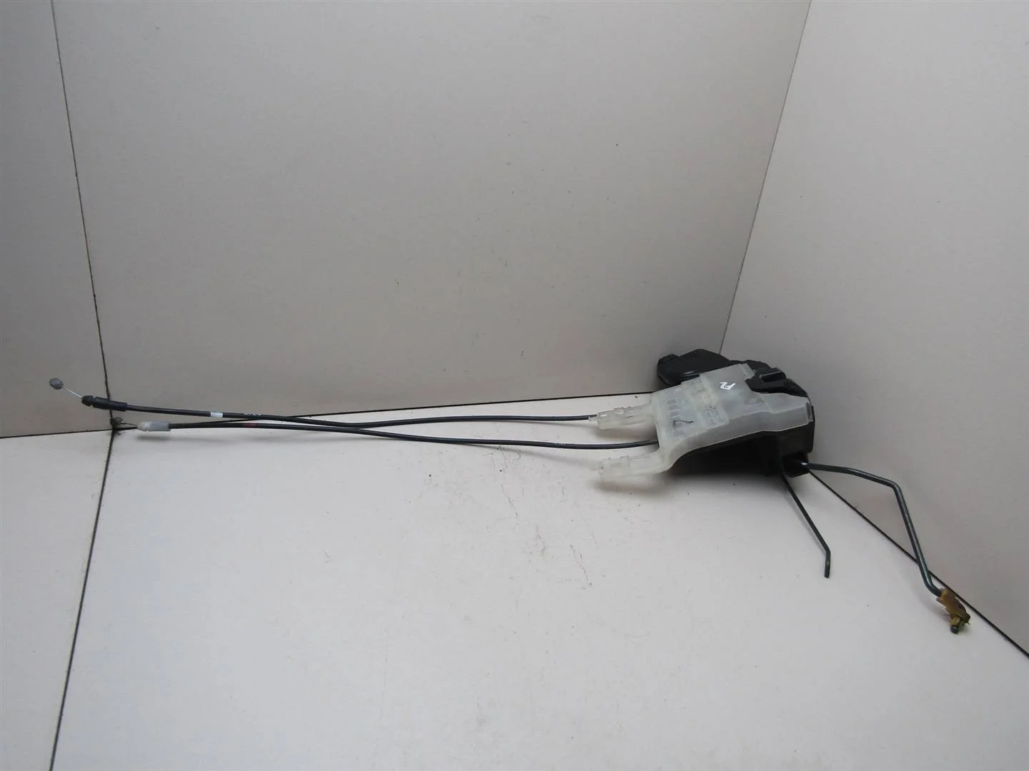 Замок двери передней левой Hyundai Tucson 2004-2010  [813102E010]  в Вологде